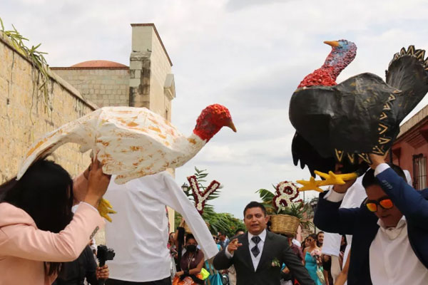 celebra las calendas en oaxaca